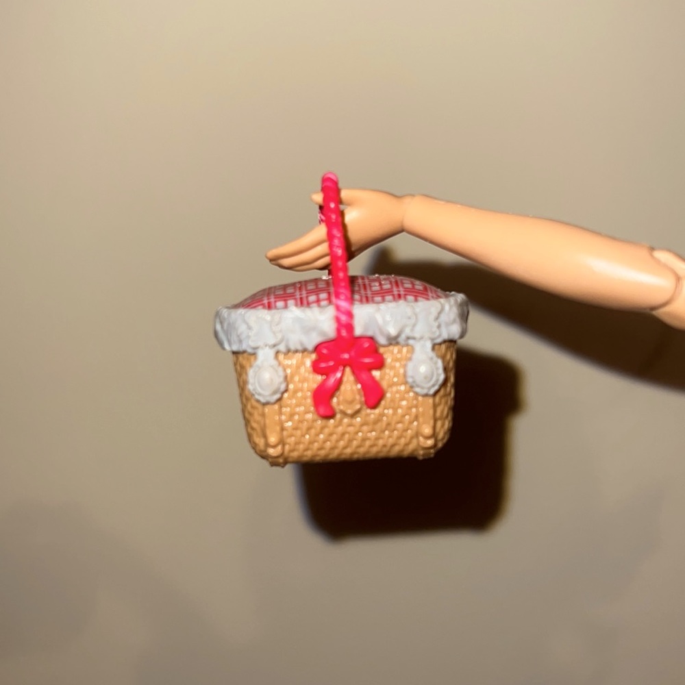 EverAfterHigh Picnic basket- in good condition. used once or twice.